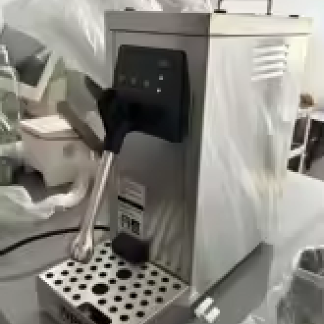 Xícara de café quente sobre grãos de café